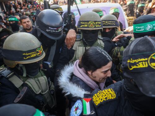 Ostaggi schiacchiati dalla folla, ira di Israele: "Scene scioccanti". Rilasciati 110 detenuti palestinesi