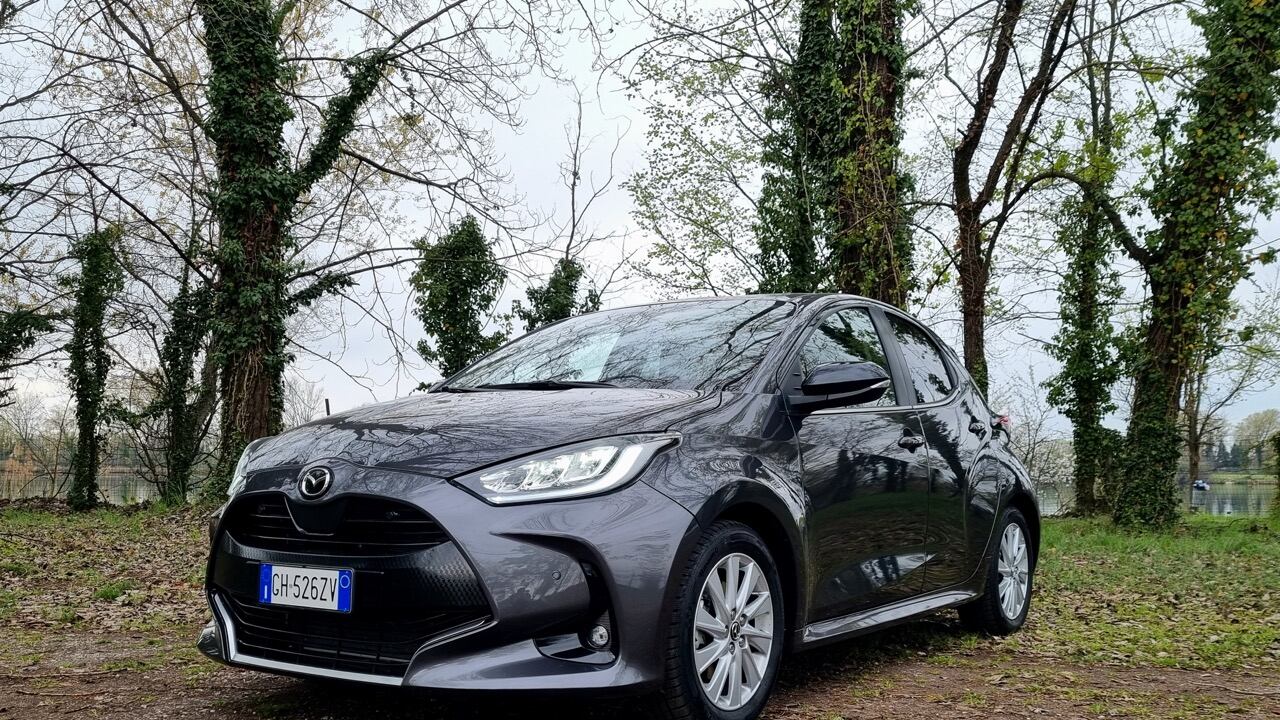 Mazda2 Hybrid, tecnologica e imbattibile in città con consumi di oltre 25 km/l. La prova su strada