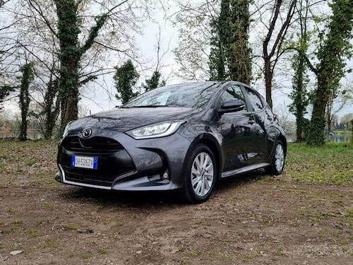 Mazda2 Hybrid, tecnologica e imbattibile in città con consumi di oltre 25 km/l. La prova su strada