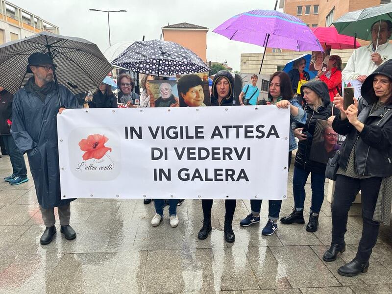 Il presidio davanti al tribunale di Brescia contro Conte e Speranza 1