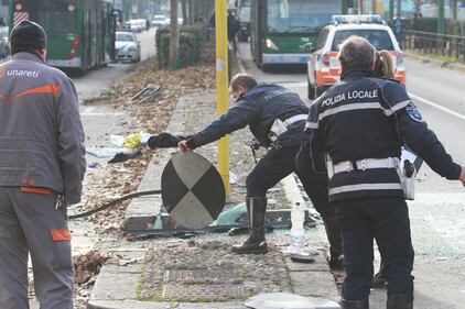 Violento scontro a Milano tra un camion dell'Amsa e un filobus Atm. Un uomo è in gravi condizioni 5