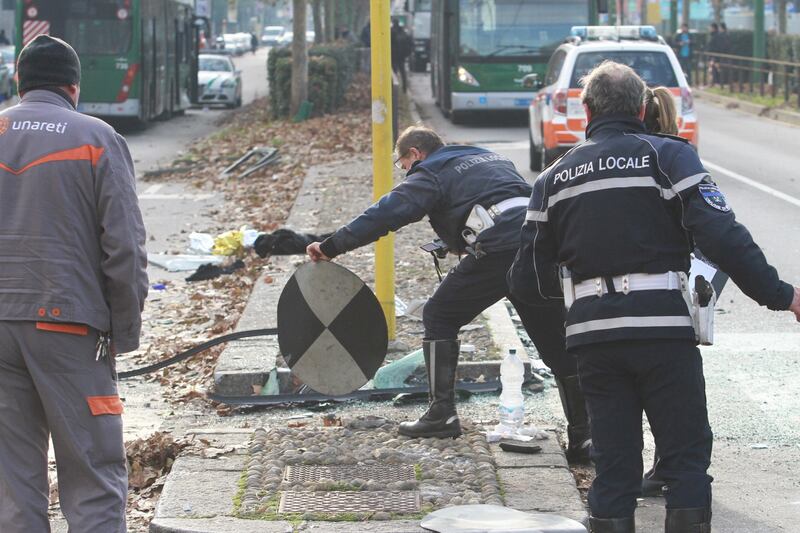 Violento scontro a Milano tra un camion dell'Amsa e un filobus Atm. Un uomo è in gravi condizioni 5