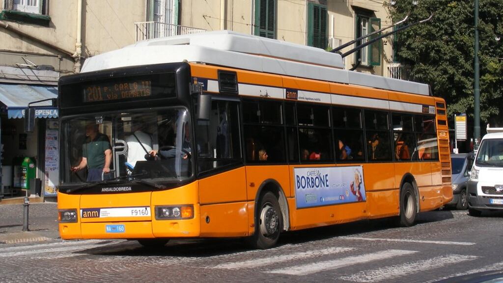 Salerno, pugni e calci a controllore e vigilante sul bus: preso nigeriano