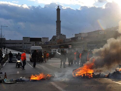 Genova, bloccato l'ingresso del porto