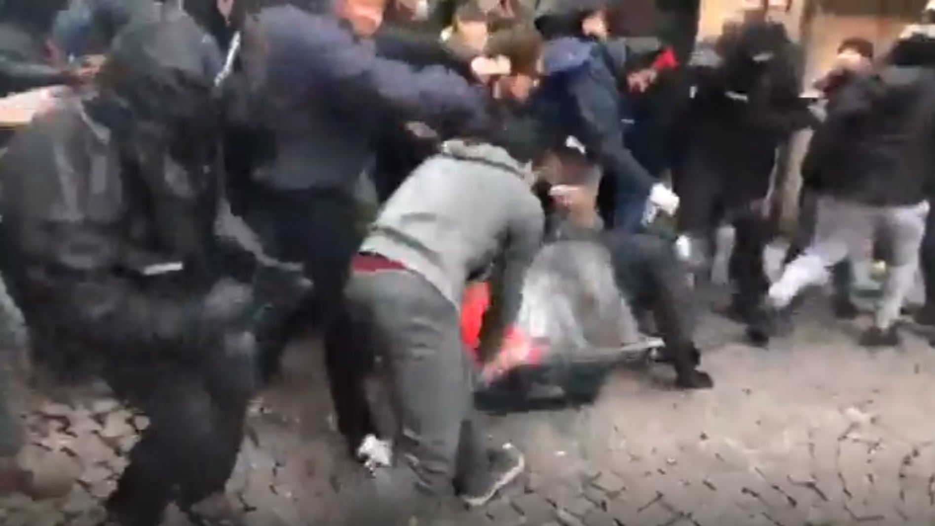 Caccia all'uomo in grigio. Ha pestato con lo scudo il carabiniere a terra