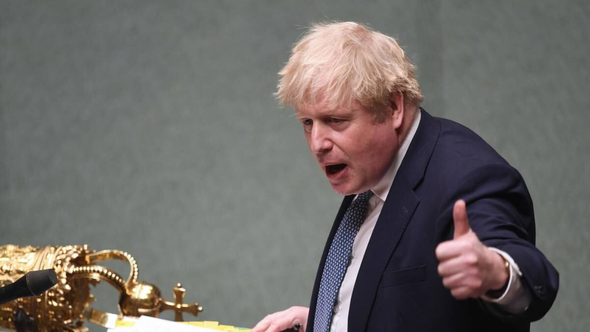 Conflitto di interessi, via il presidente della Bbc: ha facilitato un prestito all'ex premier Johnson