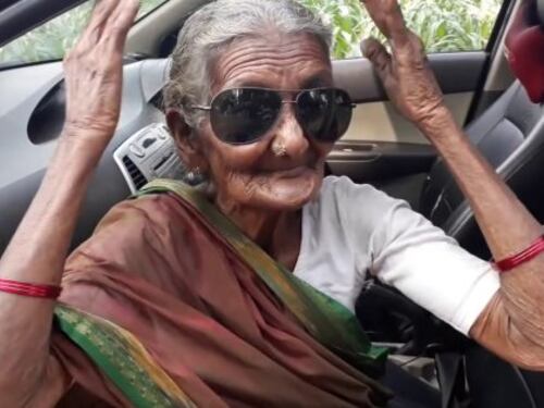 La Youtuber indiana di 106 anni "star" dei fornelli e del villaggio