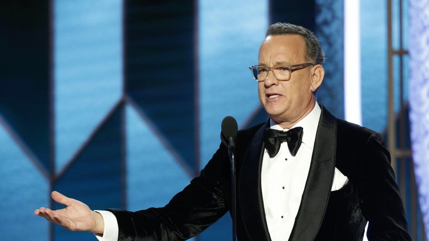 Tom Hanks ritira il premio alla carriera ai Golden Globes e si commuove: "Il merito è della mia famiglia"