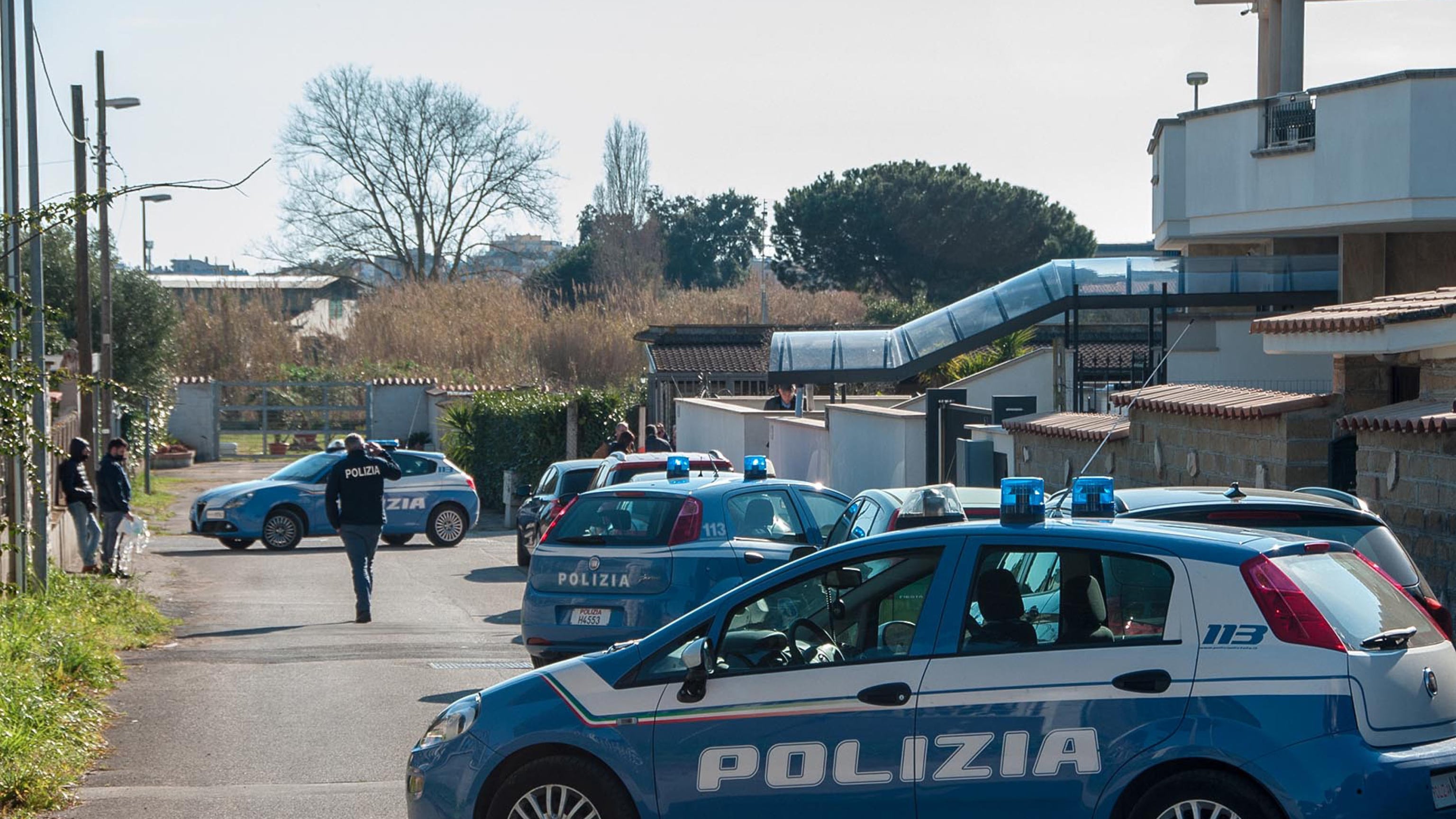 Agguato di finti poliziotti. Ferito il boss mafioso e suo figlio di 16 anni