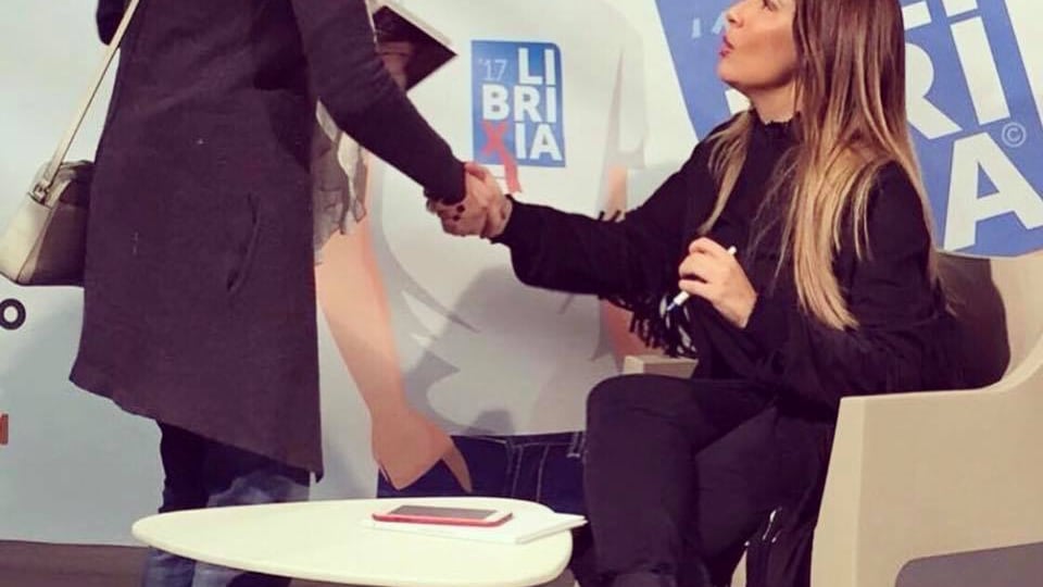 Il racconto della Lucarelli: "Ho avuto il ciclo mentre parlavo..."