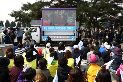 Vertice Kim-Moon, la folla protesta: "Bombardare la Nord Corea" 4