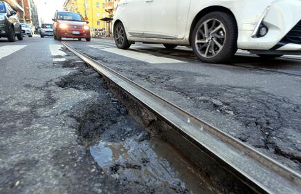 Buche pericolose sulle strade di Milano dopo le violente piogge degli ultimi giorni 8