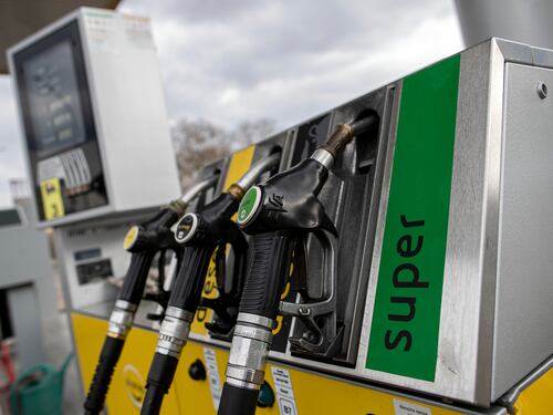 "Una truffa colossale". Cosa nasconde il caro benzina