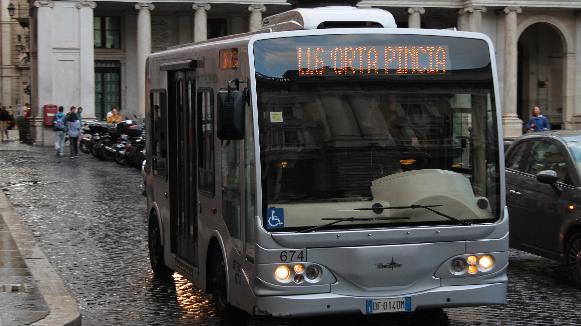 Botte e sputi (perché è nero) sull'autobus. Nei guai tre giovanissimi