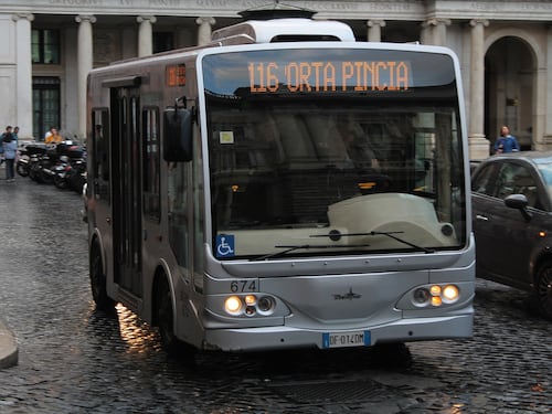 Botte e sputi (perché è nero) sull'autobus. Nei guai tre giovanissimi
