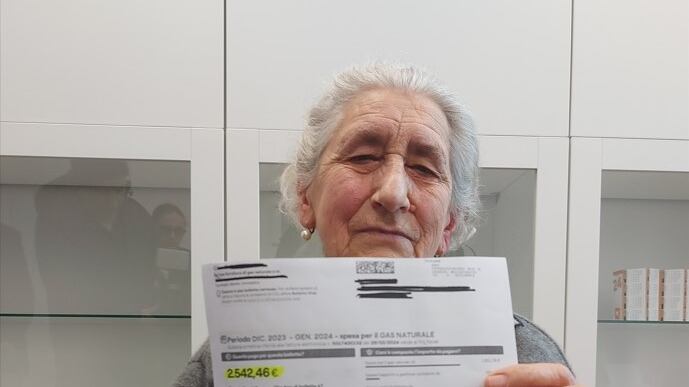 Bolletta choc contro l'anziana 93enne: ecco quanto dovrà pagare