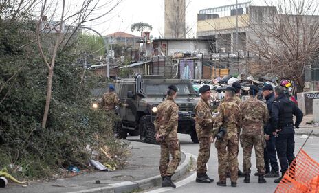 Roma, i militari all'ingresso del campo rom di via Salviati 1
