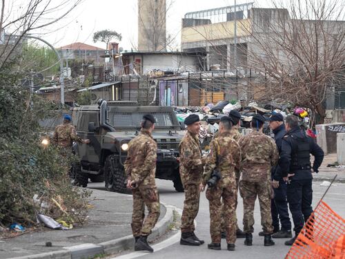 Roma, i militari all'ingresso del campo rom di via Salviati