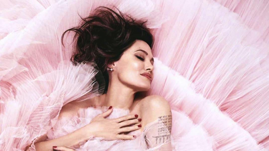 Angelina Jolie, rifiutata da Brad Pitt, si vendica su Instagram