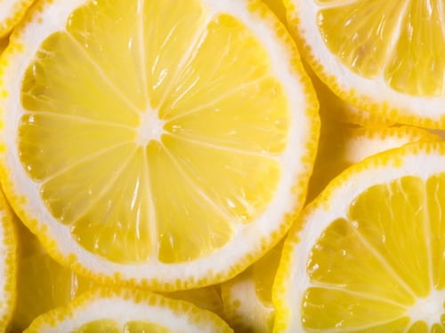 Parigi, fetta di limone al bar fatta pagare 50 centesimi