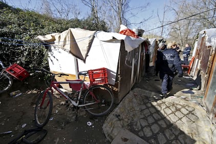 Roma, i vigili sgomberano una baraccopoli abusiva a Ponte Marconi 4