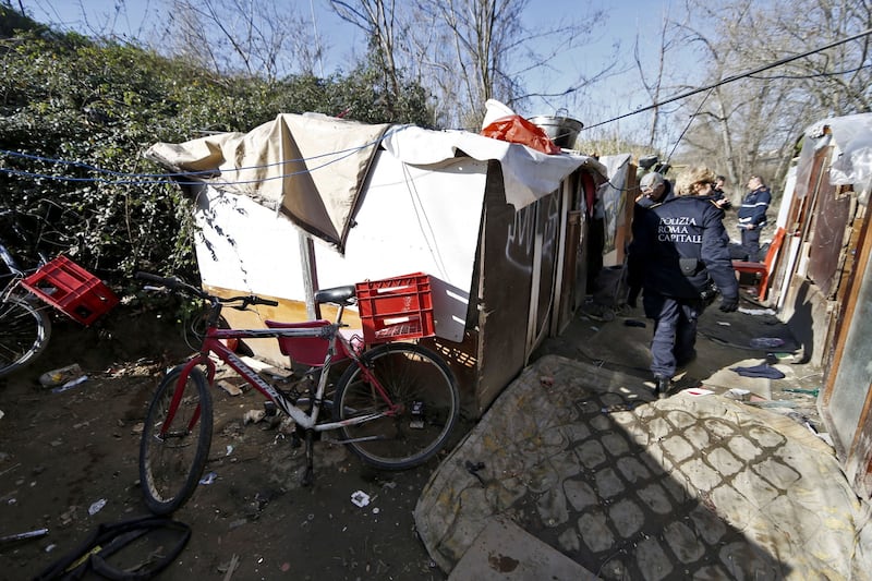 Roma, i vigili sgomberano una baraccopoli abusiva a Ponte Marconi 4
