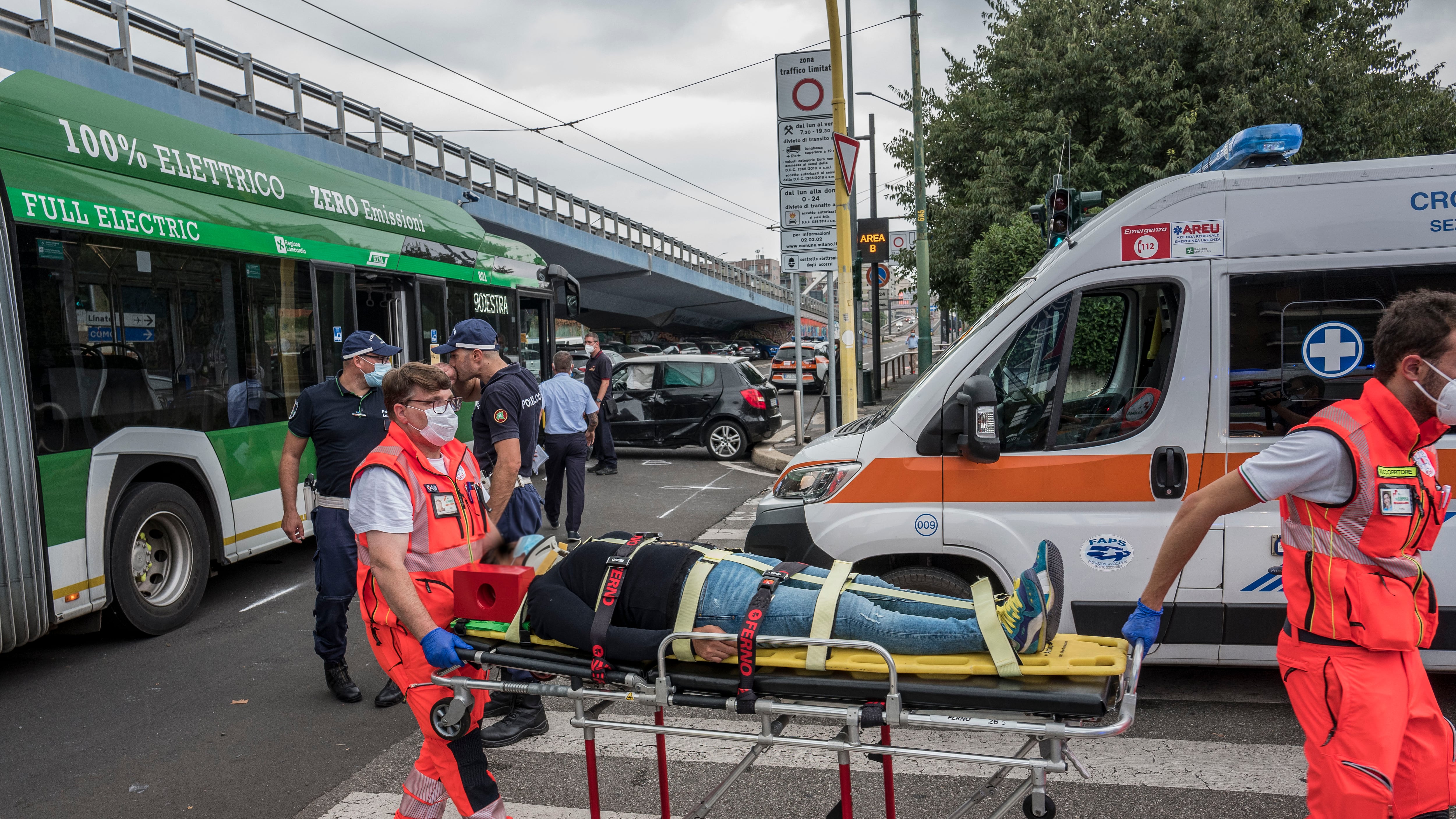 Incidente a Milano: bus si schianta contro auto, 22 feriti