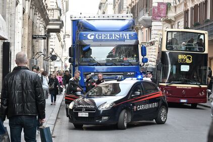 Roma, tir turco in via del Corso: fermato per controlli 6