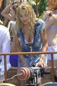 Valeria Marini, le foto sexy 11