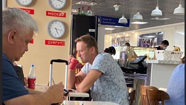 La tazza di the, poi l'urlo in aereo: Navalny è stato avvelenato?