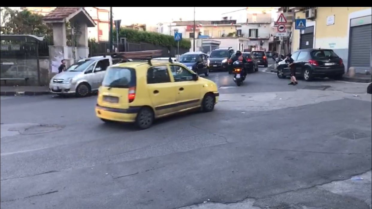 Pallonate a centauri e automobilisti: ecco la nuova "moda" delle baby-gang