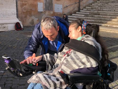 Disabile chiusa in casa per colpa della burocrazia vince la sua battaglia con il Comune di Roma