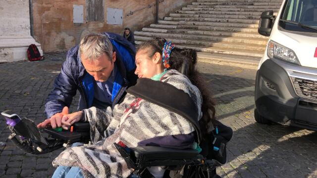 Disabile chiusa in casa per colpa della burocrazia vince la sua battaglia con il Comune di Roma