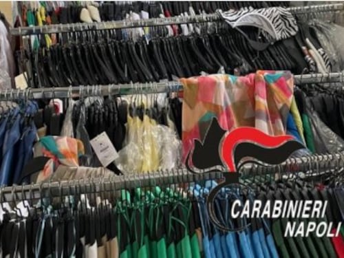 Outlet illegale, carabinieri sequestrano migliaia di abiti ricettati e contraffatti