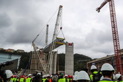 Il "varo ad alta quota" del primo pezzo del Ponte di Genova 1