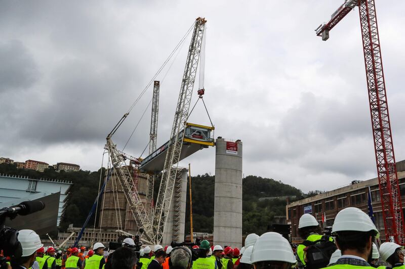 Il "varo ad alta quota" del primo pezzo del Ponte di Genova 1