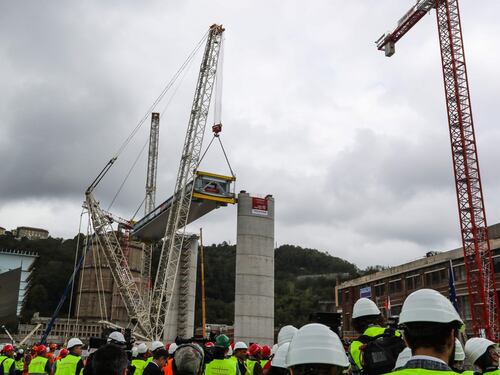 Il "varo ad alta quota" del primo pezzo del Ponte di Genova