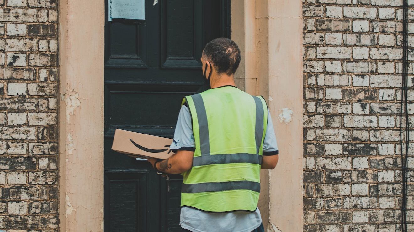 Una recensione falsa su Amazon? Occhio: scatta la denuncia penale