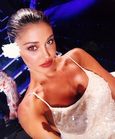 Belen Rodriguez, sexy nerd in spiaggia 11