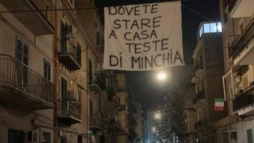 Striscione a Palermo: "State a casa, teste di m..".