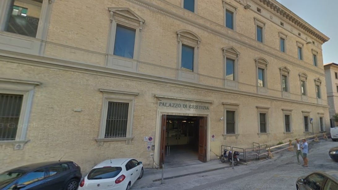 "Dammi la borsa o le faccio male". E l'algerino punta il coltello alla bimba di 2 anni