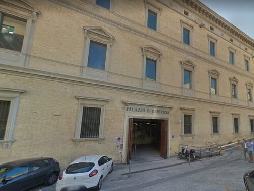 "Dammi la borsa o le faccio male". E l'algerino punta il coltello alla bimba di 2 anni