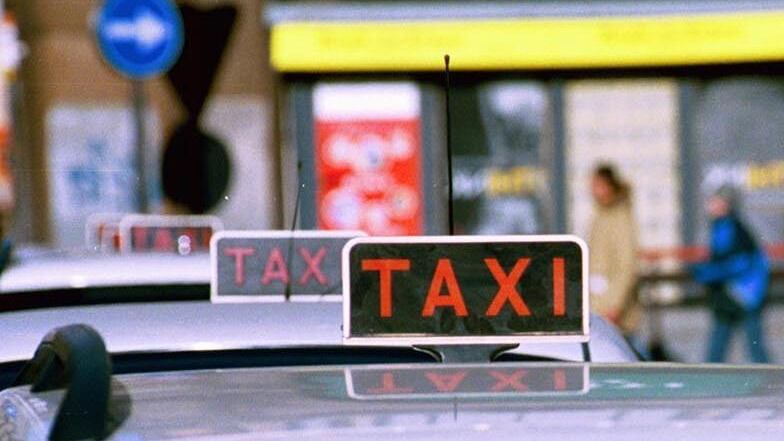 Genova, lo "scuola taxi" sostituirà gli autobus?