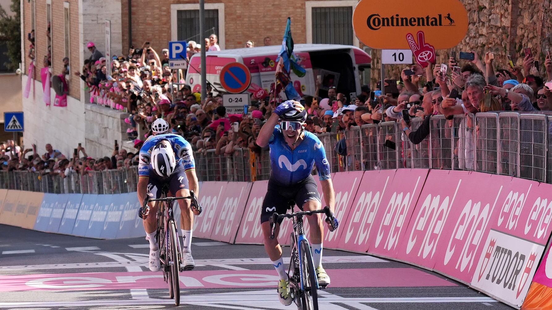 Giro, le strade bianche sorridono a Sanchez, che batte Alaphilippe in volata