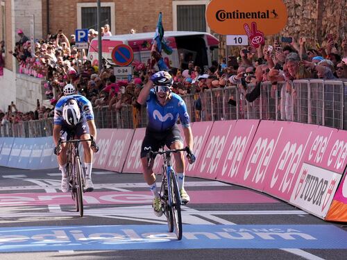 Giro, le strade bianche sorridono a Sanchez, che batte Alaphilippe in volata