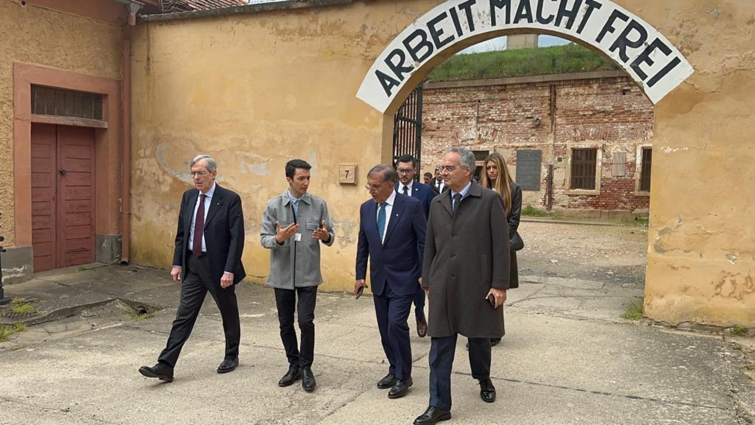 La Russa s'inchina al lager e cita la Segre. Eppure per la sinistra resta l'"uomo nero"