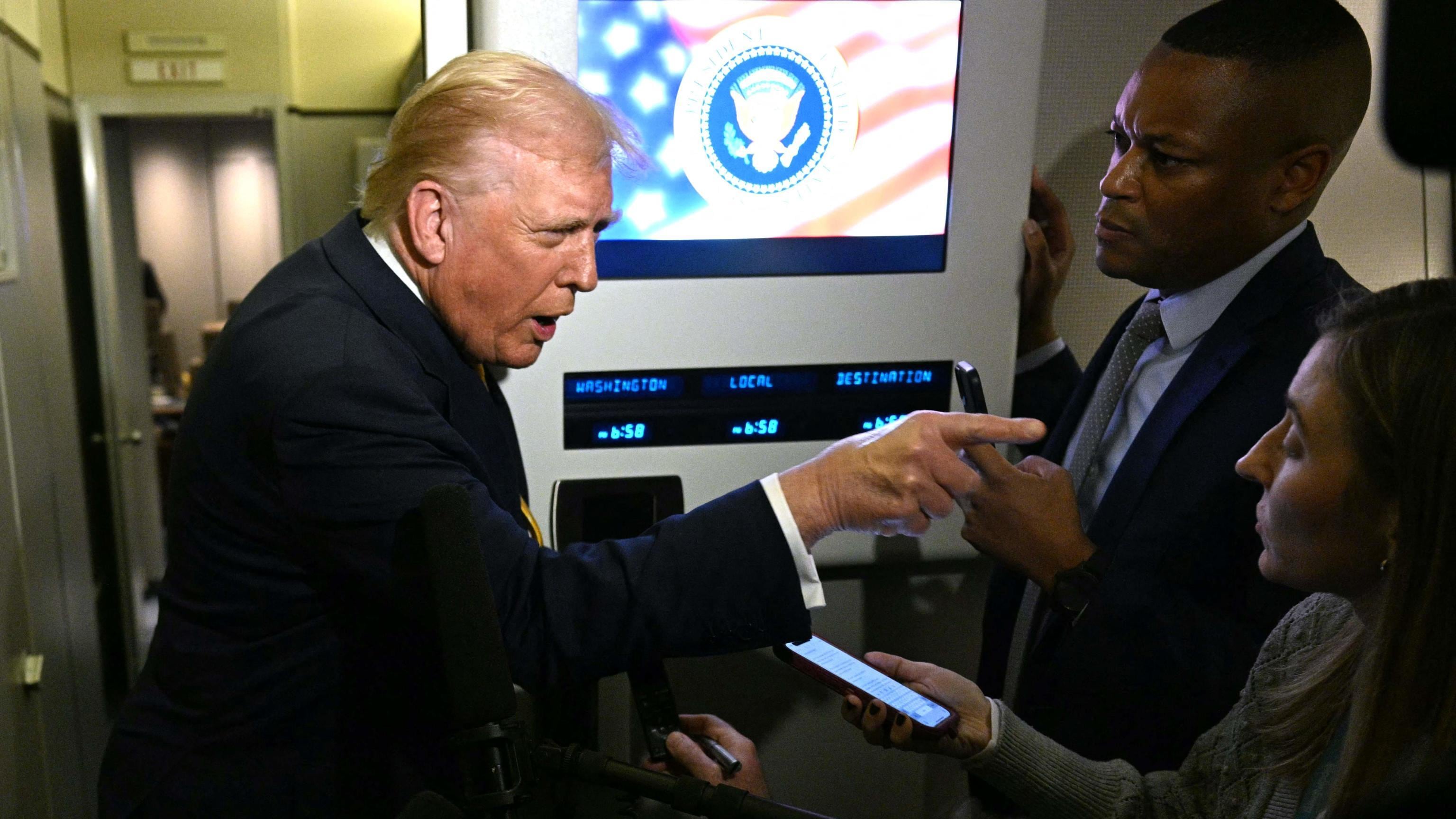 Trump sulle mail di Epstein: "Non so nulla". E chiederà 5 miliardi alla Bbc