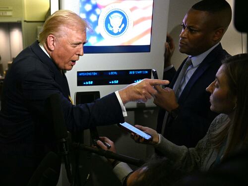 Trump sulle mail di Epstein: "Non so nulla". E chiederà 5 miliardi alla Bbc