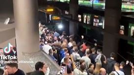 Tifosi bloccano le porte della metro 5, circolazione sospesa