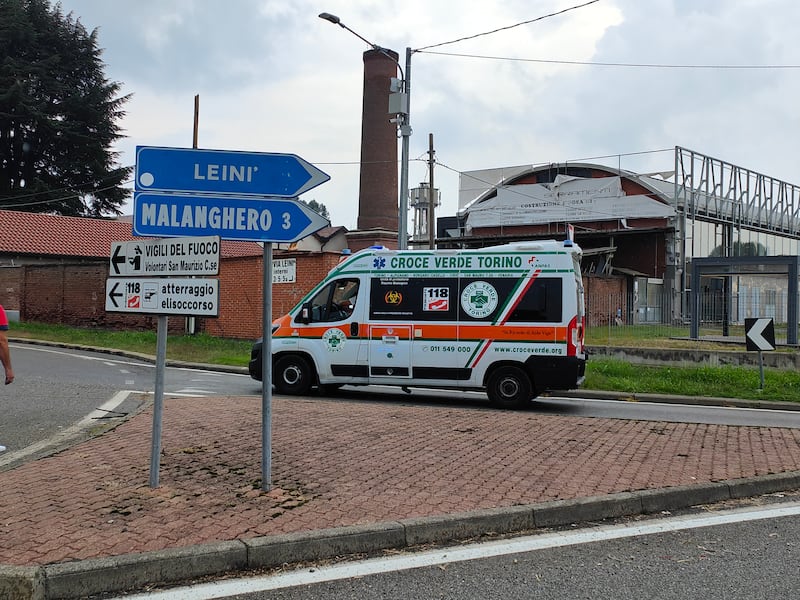 Si schianta aereo delle Frecce Tricolori nel Torinese, morta una bimba. Le immagini 7